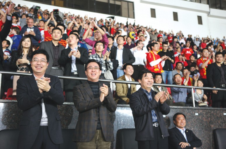 董事局主席许家印(前排左二)陪同足协新任书记魏吉祥(前排右二)、足协副主席于洪臣(前排右一)共同为广州恒大加油助威 董事局主席许家印(前排左二)陪同足协新任书记魏吉祥(前排右二)、足协副主席于洪臣(前排右一)共同为广州恒大加油助威